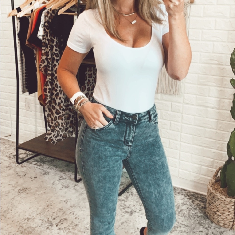 Mid Rise Acid Wash Crop Skinny w. Mini Side Slit - Picture 3 of 8